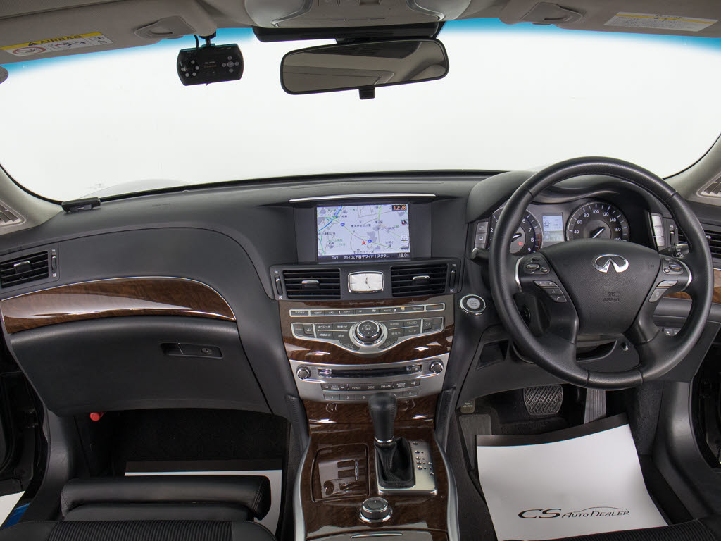 禁煙車です！室内は嫌なニオイも無く、すご
く綺麗な状態です！禁煙車・・特にセダンタ
イプのお車では少ないですよね！！タバコの
ニオイが苦手なお客様必見です！快適にご乗
車頂けます！！