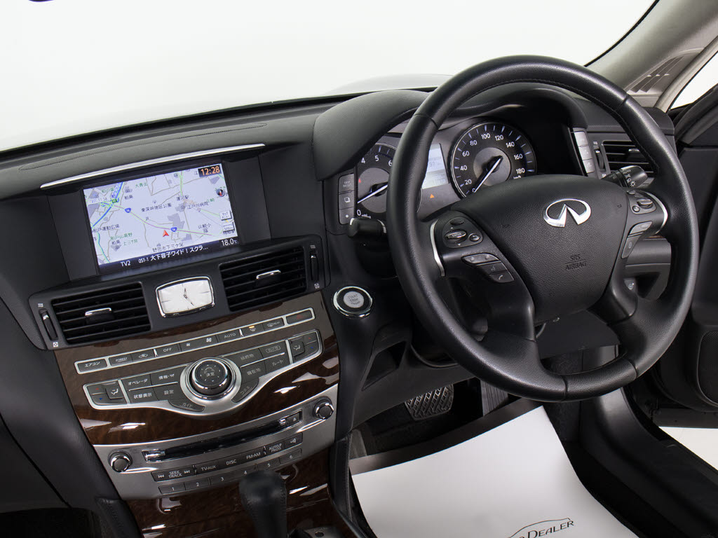 ★使いやすさや安全性を追求したステアリン
グ周り！高級車ゆえにスイッチ類が多いのも
特徴ですね！考え尽くされた配置ですぐに使
いこなす事が出来ますのでご安心下さい！是
非、体感してみて下さい！！