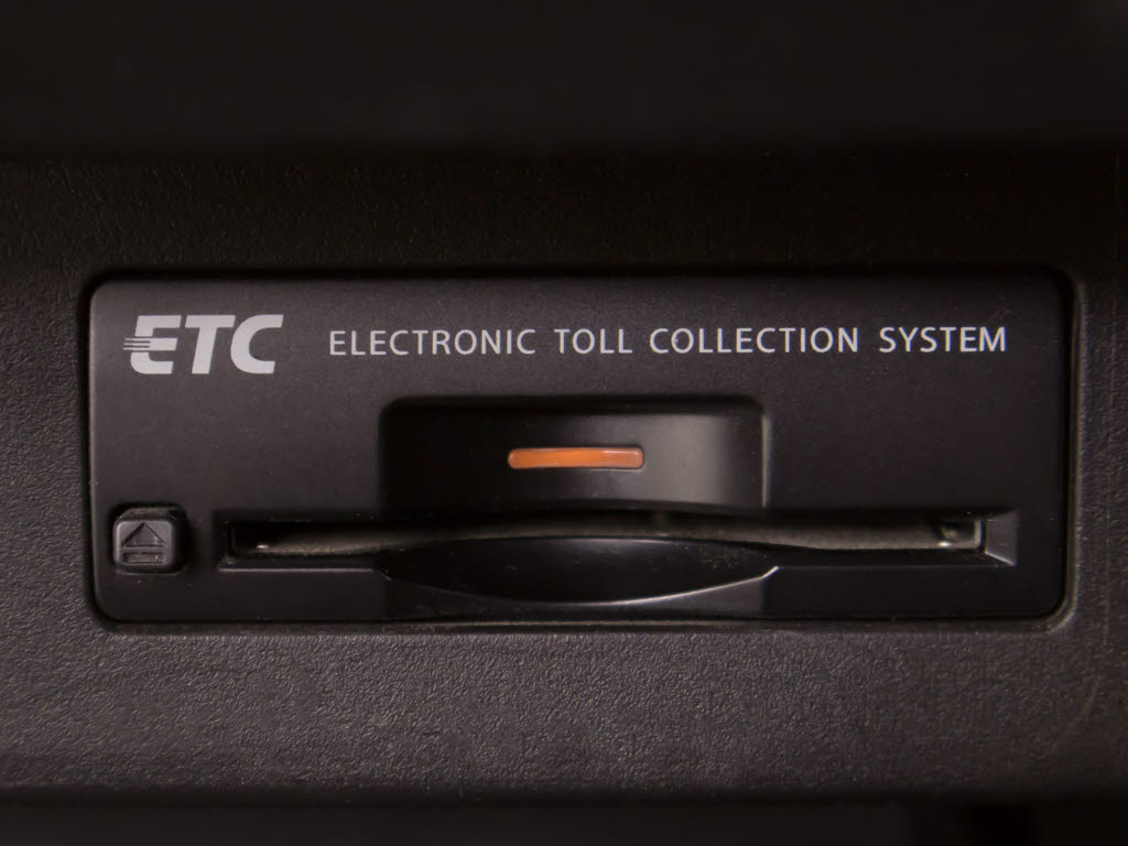 コンソール内一体型のビルトインＥＴＣ装備
！見た目の部分も良いですが、ＥＴＣカード
の盗難防止になる設置箇所です！料金所の渋
滞回避！時間帯・日によって料金の軽減を受
けられます！ストレス知らずのドライブ！