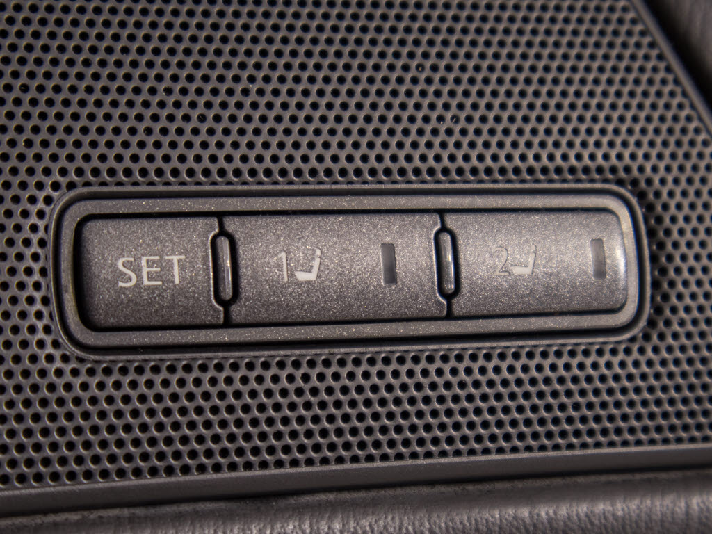 ★シートメモリー機能を装備！シート位置を
記憶出来きます。すごく便利ですよ！