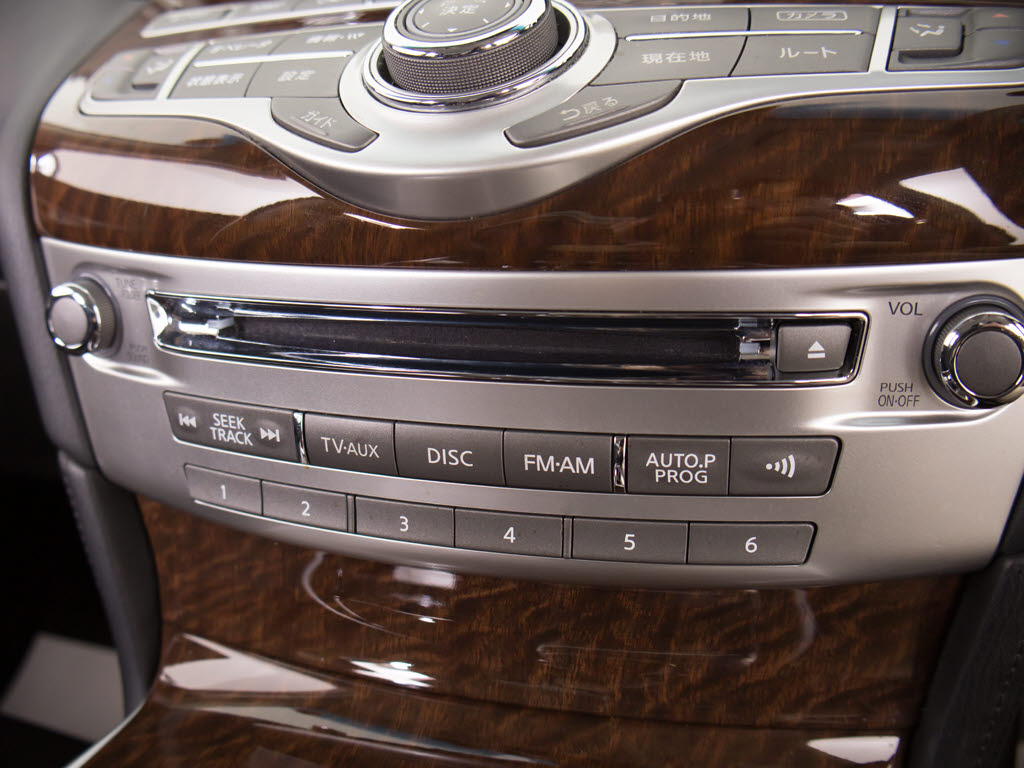 ＣＤはもちろんの事、ＤＶＤ再生も可能です
。フルセグ地デジにも対応しさらにＢｌｕｅ
ｔｏｏｔｈにも対応しております