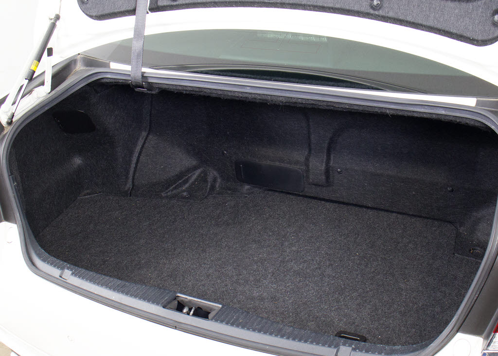 トランクが狭いと思っておりませんか？実際
は大容量トランクです！旅行等の長距離ドラ
イブも快適です！また、屋根付きスペースを
完備しておりますので、夜間でも、雨でも雪
の日だってゆっくりご覧頂けます。