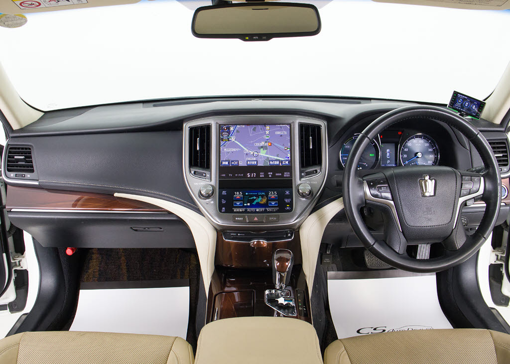 禁煙車です！室内は嫌なニオイも無く、すご
く綺麗な状態です！禁煙車・・特にセダンタ
イプのお車では少ないですよね！！タバコの
ニオイが苦手なお客様必見です！快適にご乗
車頂けます！！