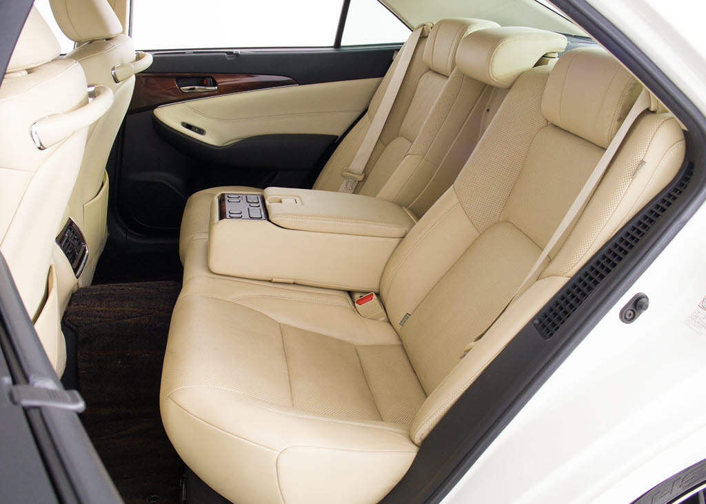 人気の本革シート付きです！！本革が装備さ
れるだけで高級感が増します！当社では、本
革シートのカラー変更や張替えも出来ます！
ワイン・茶・赤・青・オレンジ・黄色・コン
ビ色など何でもＯＫです！