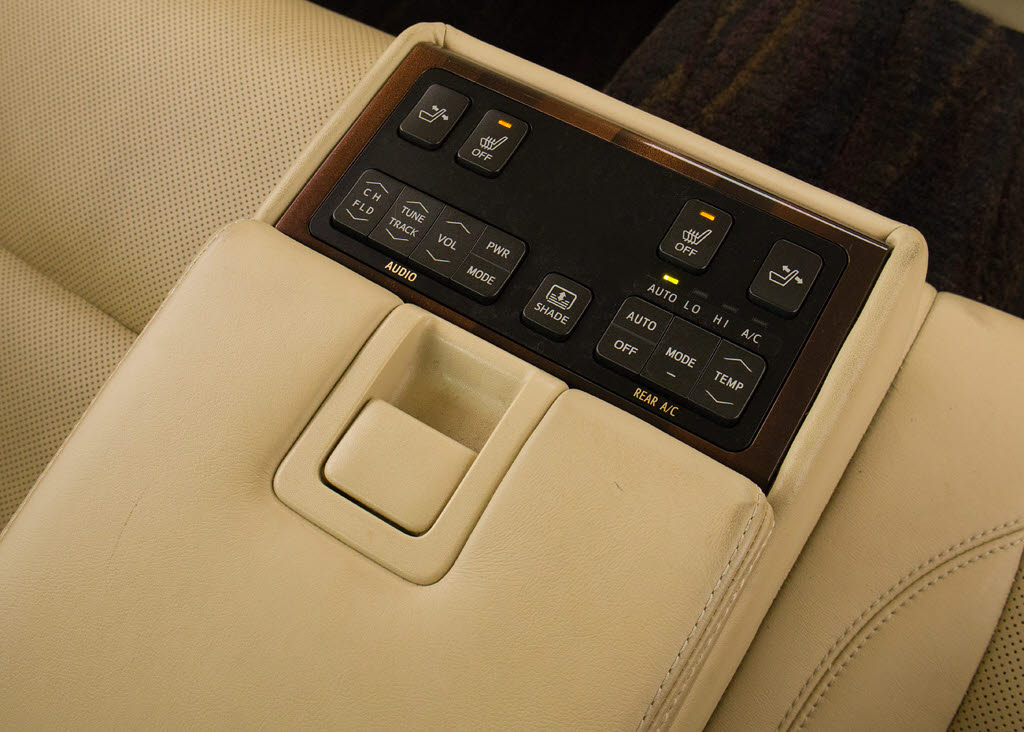 後席もＶＩＰ装備！後席センターコンソール
の画像です！こちらのお車には、後席にもパ
ワーシートが装備されています！更にオーデ
ィオなども後席から操作出来るなど豪華！ゲ
ストに喜んで頂ける装備ですね！