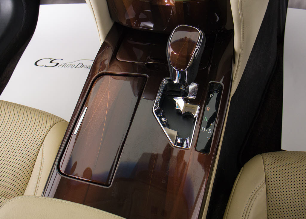 シフト周りです。スッキリとしつつも高級感
や操作性を損なわない作りとなって参ります
。