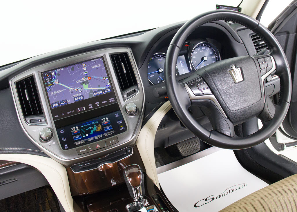 使いやすさや安全性を追求したステアリング
周り！高級車ゆえにスイッチ類が多いのも特
徴ですね！考え尽くされた配置ですぐに使い
こなす事が出来ますのでご安心下さい！是非
、体感してみて下さい！！