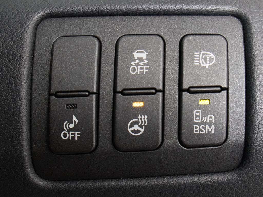 ★使いやすさや安全性を追求したステアリン
グ周り！高級車ゆえにスイッチ類が多いのも
特徴ですね！考え尽くされた配置ですぐに使
いこなす事が出来ますのでご安心下さい！是
非、体感してみて下さい！！