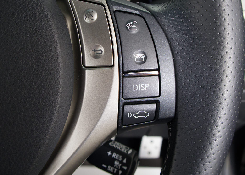 衝突回避支援型プリクラッシュセーフティシ
ステム　前方に出現した障害物に対し警報を
発し、ドライバーに警告。同時にブレーキア
シストにより衝突回避と速度を軽減します。