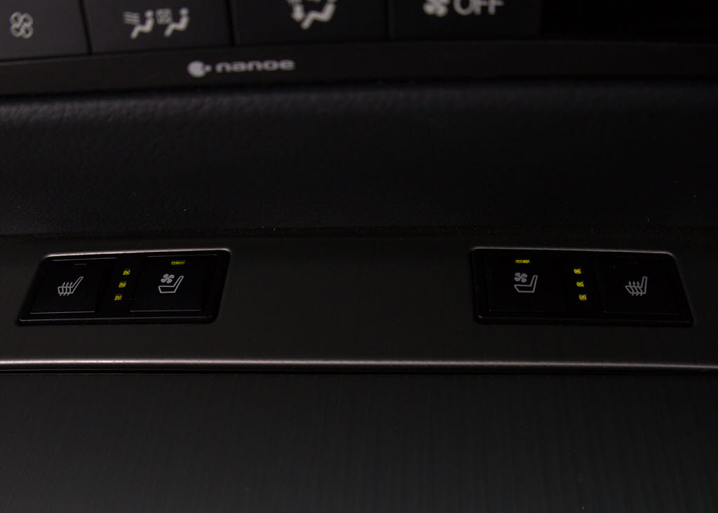 ★快適エアシート＆シートヒーターを装備し
ています！高級車ならではの装備です！シー
トが暖まる機能！シートから冷風が出る機能
！どちらも付いています！！寒い冬も、暑い
夏も快適にご乗車頂けますよ！！