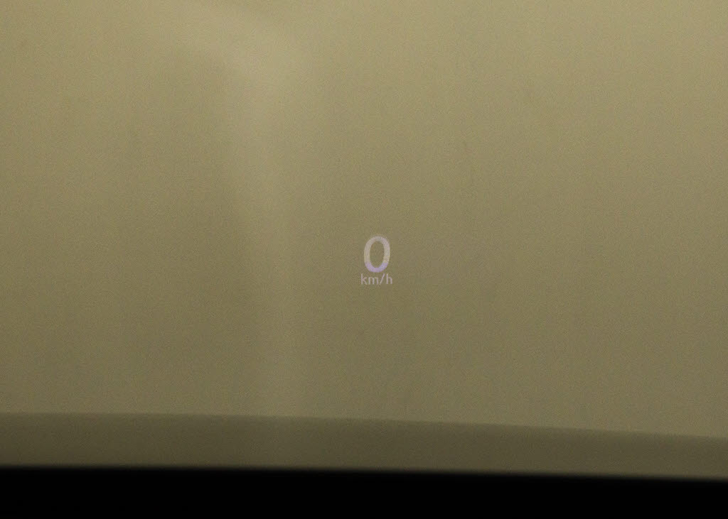 ヘッドアップ・ディスプレイ（ＨＵＤ）現在
のスピードや、前方の車線情報など、運転に
必要な情報を、目の前のウインドウガラスに
表示する機能です。これにより、目線の移動
が少なく済み、安全です。