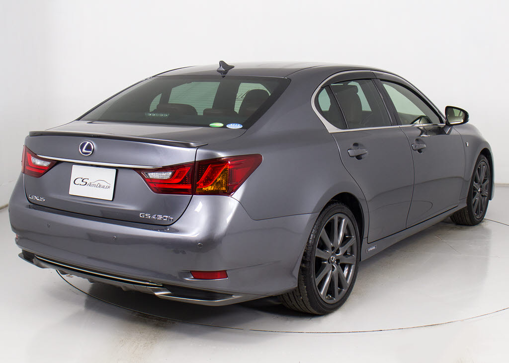 個性的なリアビューで御座います。精悍な佇
まいは高級車ならではです。