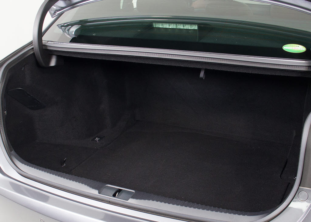 トランクが狭いと思っておりませんか？実際
は大容量トランクです！旅行等の長距離ドラ
イブも快適です！また、屋根付きスペースを
完備しておりますので、夜間でも、雨でも雪
の日だってゆっくりご覧頂けます。