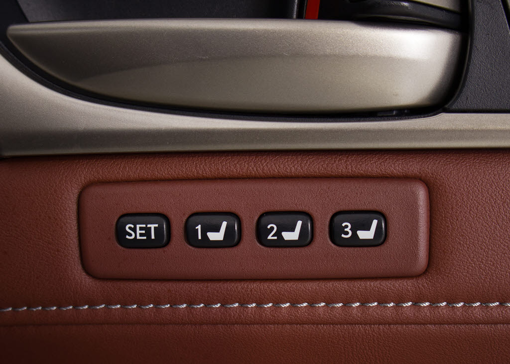 ★シートメモリー機能を装備！シート位置を
記憶出来きます。すごく便利ですよ！