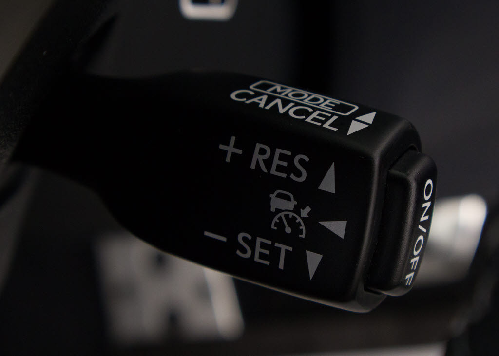 レーダークルーズコントロール　　ミリ波レ
ーダーと単眼カメラで先行車を認識し、車速
に応じた車間距離を保ちながら追従走行を支
援します。