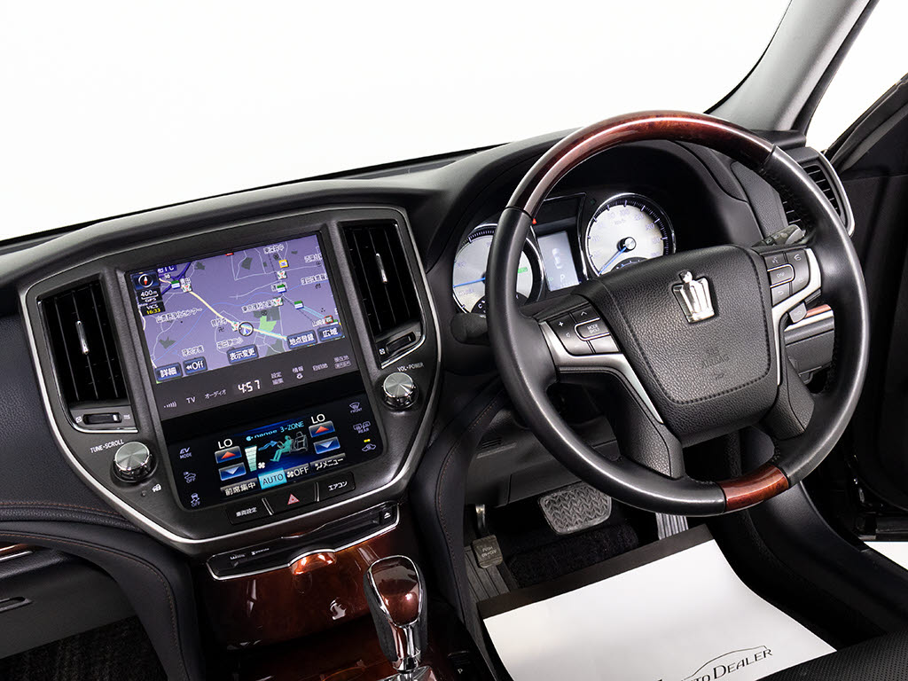 使いやすさや安全性を追求したステアリング
周り！高級車ゆえにスイッチ類が多いのも特
徴ですね！考え尽くされた配置ですぐに使い
こなす事が出来ますのでご安心下さい！是非
、体感してみて下さい！！