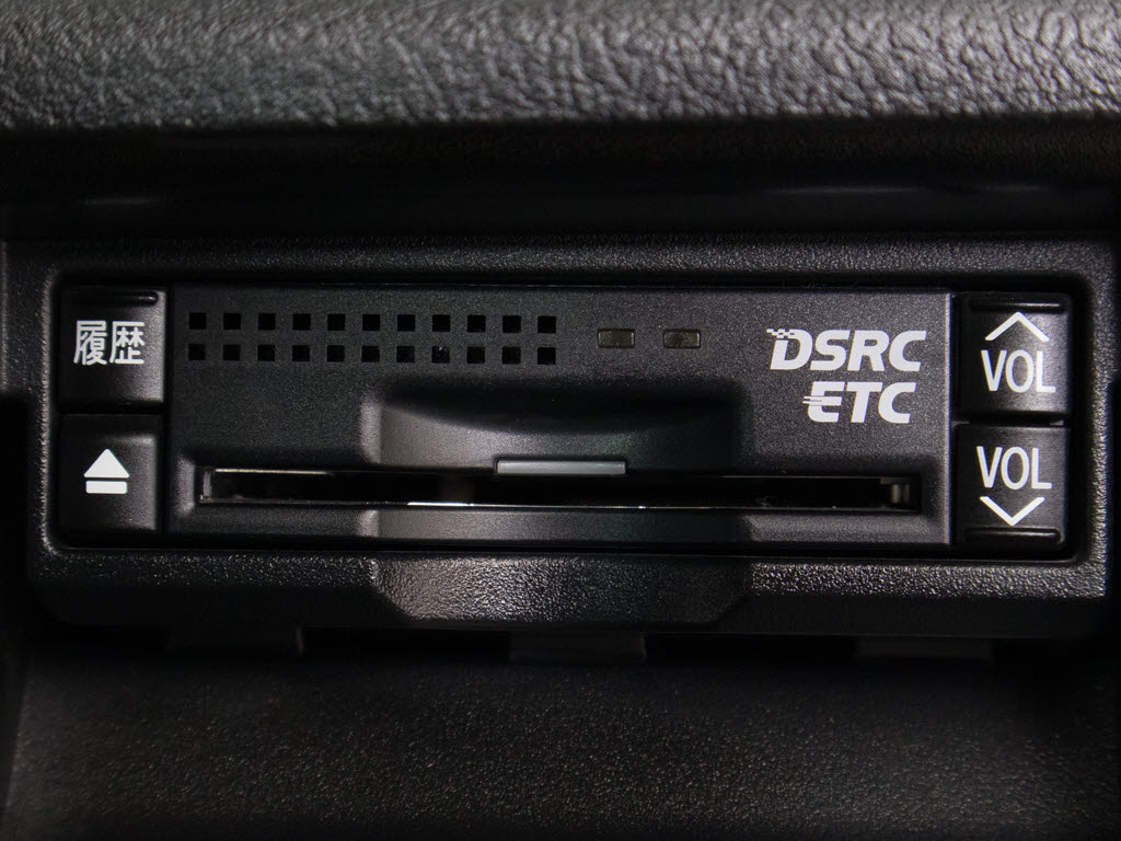★ＥＴＣ（ＤＳＲＣ）が装備されています！
！社外品とは違い収まりの良いデザインが人
気！高速道路を利用する際は必需品ですよね
！！ストレス無く料金所を通過出来ます！！