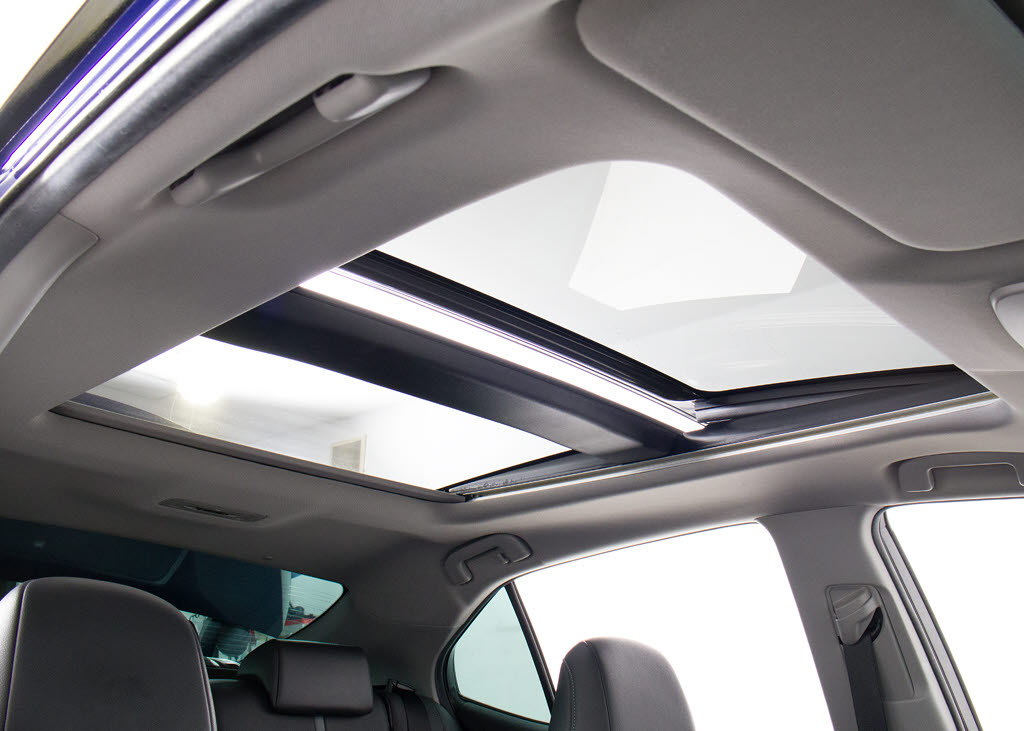 人気装備のパノラマルーフが付いています！
上下チルトに前後スライド機能が付いていま
すので、様々なドライブシーンで活躍してく
れます！！開放感ある車内空間は気持ちがい
いですよ！是非体感してみて下さい！