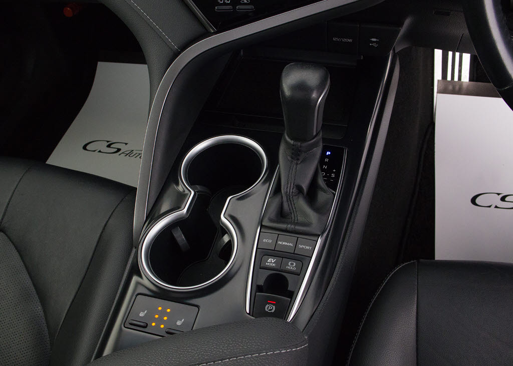 シフト周りです。スッキリとしつつも高級感
や操作性を損なわない作りとなって参ります
。