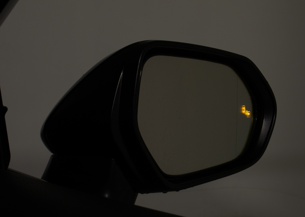 ＢＳＭ（ブラインドスポット）モニター装備
！死角の車の接近をお知らせしてくれる安全
装備になります！