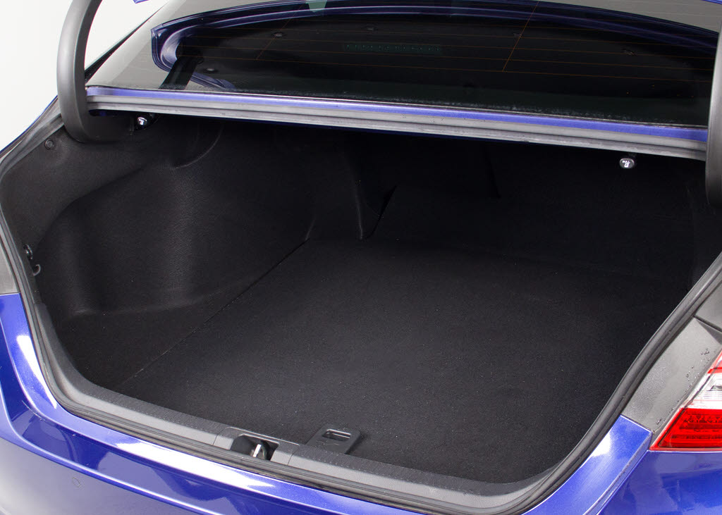 トランクが狭いと思っておりませんか？実際
は大容量トランクです！旅行等の長距離ドラ
イブも快適です！また、屋根付きスペースを
完備しておりますので、夜間でも、雨でも雪
の日だってゆっくりご覧頂けます。