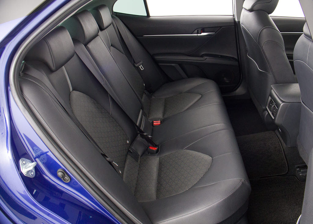 赤革、茶革、黒革、白革、黒×赤コンビ革・
・・お好みの色で新品本革シートを作成でき
ます！オリジナル本革でカーライフを満喫は
いかがでしょうか？ご興味ある方は、デザイ
ン等含め当社までお問い合わせください！