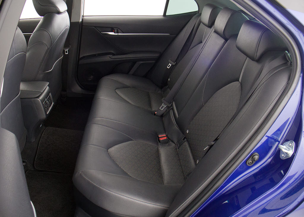 赤革、茶革、黒革、白革、黒×赤コンビ革・
・・お好みの色で新品本革シートを作成でき
ます！オリジナル本革でカーライフを満喫は
いかがでしょうか？ご興味ある方は、デザイ
ン等含め当社までお問い合わせください！