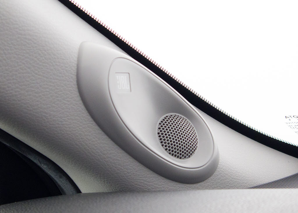 ＪＢＬサウンドシステム！考え抜かれたスピ
ーカー位置！ガラス反射音の影響を極力少な
くし、かつ全席でステージの広い音響を創造
！さまざまな音楽が、表情豊かに生き生きと
奏でられます！