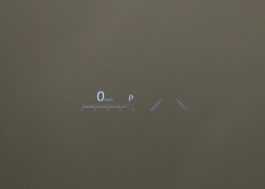 ヘッドアップ・ディスプレイ（ＨＵＤ）現在
のスピードや、前方の車線情報など、運転に
必要な情報を、目の前のウインドウガラスに
表示する機能です。これにより、目線の移動
が少なく済み、安全です。