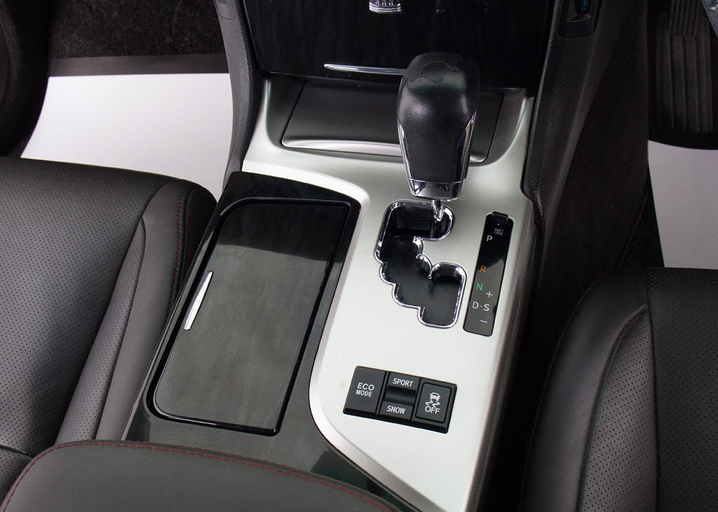 シフト周りです。スッキリとしつつも高級感
や操作性を損なわない作りとなって参ります
。