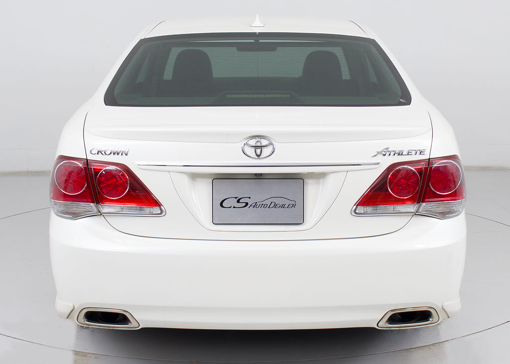 個性的なリアビューで御座います。精悍な佇
まいは高級車ならではです。