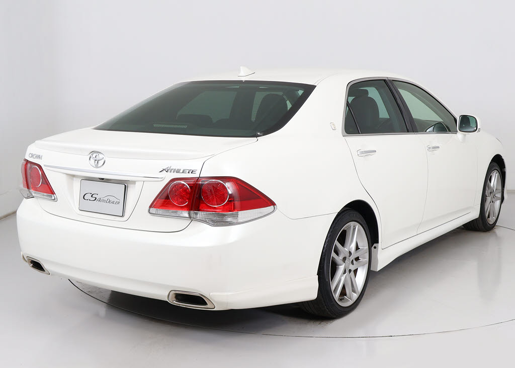 個性的なリアビューで御座います。精悍な佇
まいは高級車ならではです。