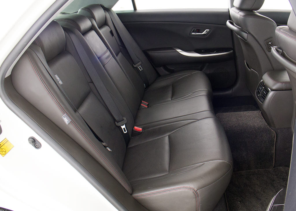 人気の本革シート付きです！！本革が装備さ
れるだけで高級感が増します！当社では、本
革シートのカラー変更や張替えも出来ます！
ワイン・茶・赤・青・オレンジ・黄色・コン
ビ色など何でもＯＫです！