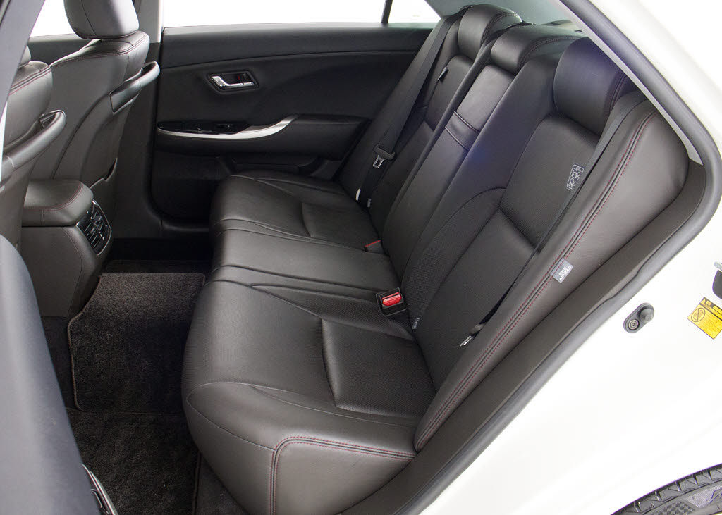 人気の本革シート付きです！！本革が装備さ
れるだけで高級感が増します！当社では、本
革シートのカラー変更や張替えも出来ます！
ワイン・茶・赤・青・オレンジ・黄色・コン
ビ色など何でもＯＫです！