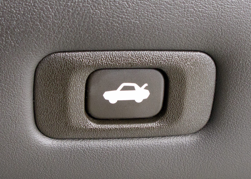 ボタン一つでトランクオープンが可能！車内
から操作できる為、非常に便利な装備の一つ
となります！