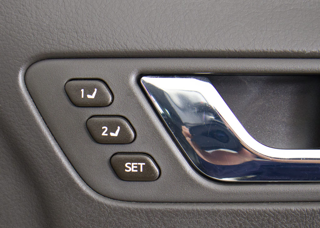 シートメモリー付き！ステアリング、シート
、ドアミラーポジションをメモリー可能です
！