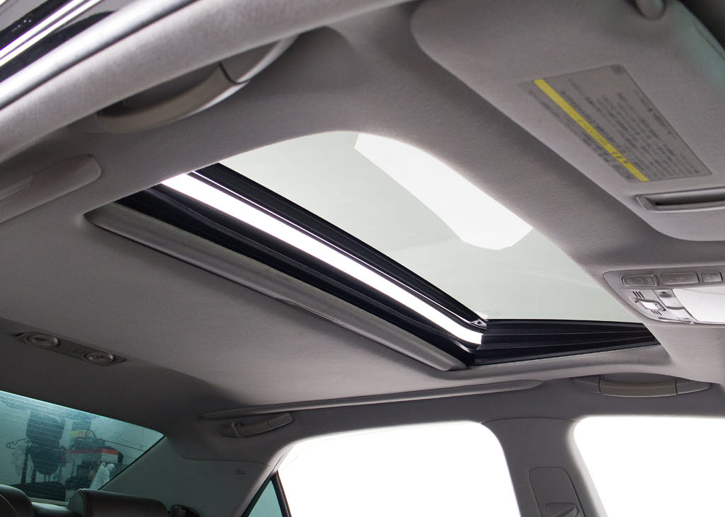 人気装備のサンルーフが付いています！上下
チルトに前後スライド機能が付いていますの
で、様々なドライブシーンで活躍してくれま
す！！開放感ある車内空間は気持ちがいいで
すよ！是非体感してみて下さい！