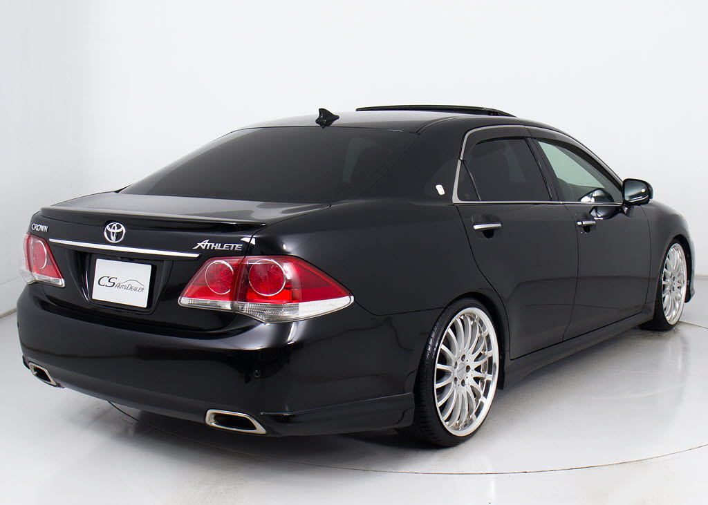 個性的なリアビューで御座います。精悍な佇
まいは高級車ならではです。