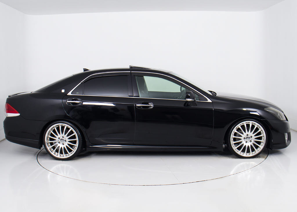 車高調が装着されているお車です！車高の調
整が自由自在！お客様のお好みのスタイリン
グを実現してくれる大人気アイテムです！