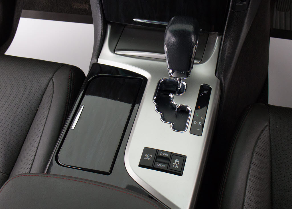 シフト周りです。スッキリとしつつも高級感
や操作性を損なわない作りとなって参ります
。