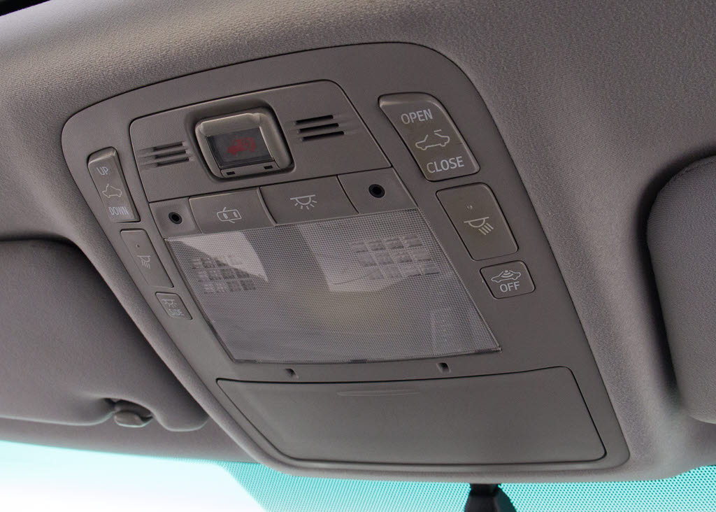 人気装備のサンルーフが付いています！上下
チルトに前後スライド機能が付いていますの
で、様々なドライブシーンで活躍してくれま
す！！開放感ある車内空間は気持ちがいいで
すよ！是非体感してみて下さい！