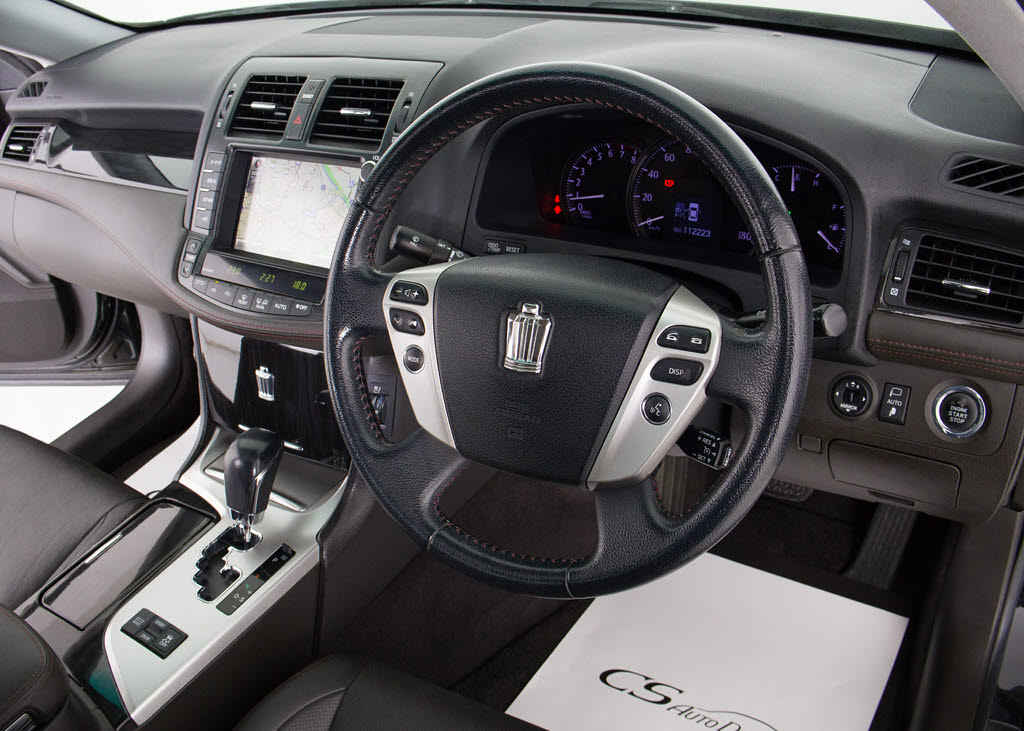 使いやすさや安全性を追求したステアリング
周り！高級車ゆえにスイッチ類が多いのも特
徴ですね！考え尽くされた配置ですぐに使い
こなす事が出来ますのでご安心下さい！是非
、体感してみて下さい！！