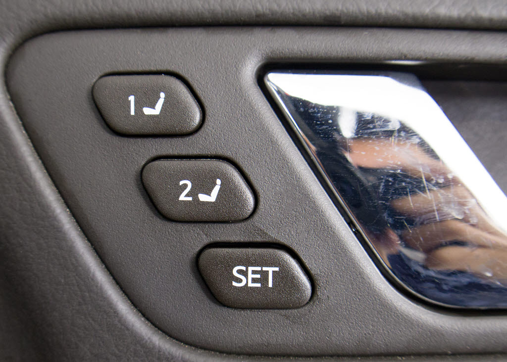 シートメモリー付き！ステアリング、シート
、ドアミラーポジションをメモリー可能です
！