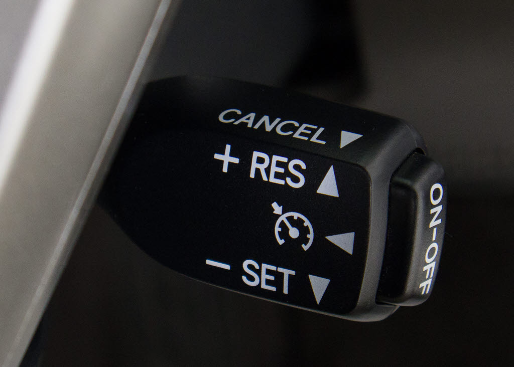 【オートクルーズコントロール】搭載。アク
セル操作なしでも車が自動でスピードを保っ
てくれる機能です長距離の高速は楽々です。