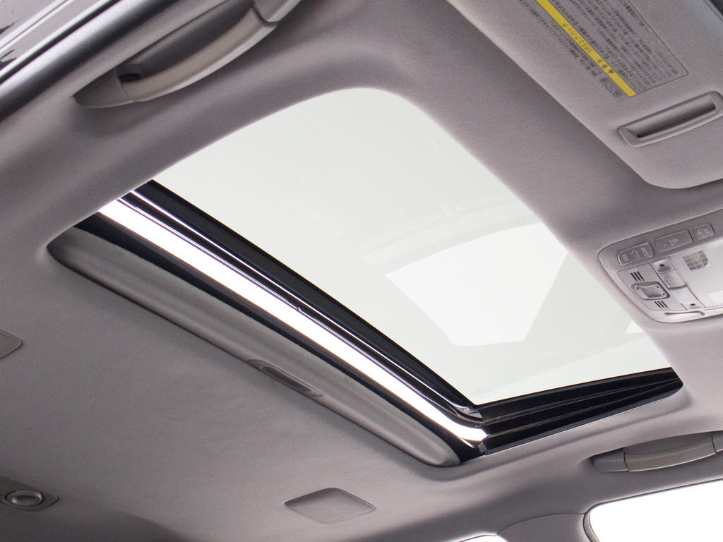 人気装備のサンルーフが付いています！上下
チルトに前後スライド機能が付いていますの
で、様々なドライブシーンで活躍してくれま
す！！開放感ある車内空間は気持ちがいいで
すよ！是非体感してみて下さい！