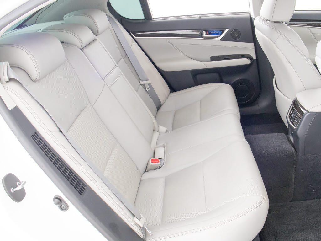 赤革、茶革、黒革、白革、黒×赤コンビ革・
・・お好みの色で新品本革シートを作成でき
ます！オリジナル本革でカーライフを満喫は
いかがでしょうか？ご興味ある方は、デザイ
ン等含め当社までお問い合わせください！