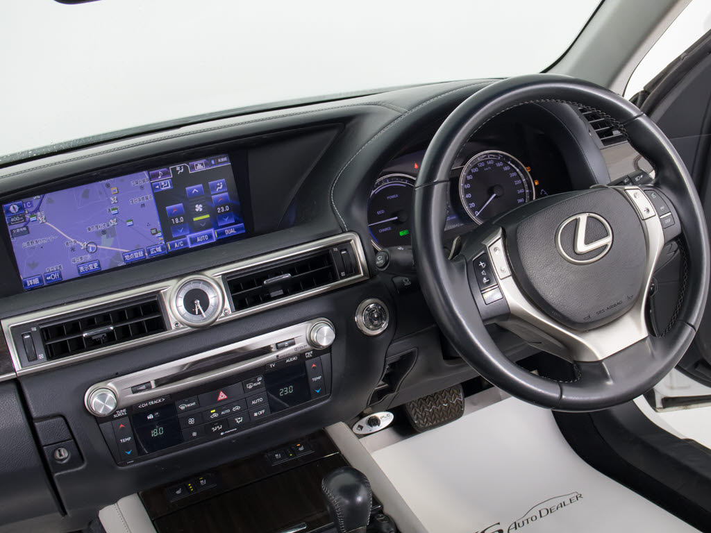 ★使いやすさや安全性を追求したステアリン
グ周り！高級車ゆえにスイッチ類が多いのも
特徴ですね！考え尽くされた配置ですぐに使
いこなす事が出来ますのでご安心下さい！是
非、体感してみて下さい！！