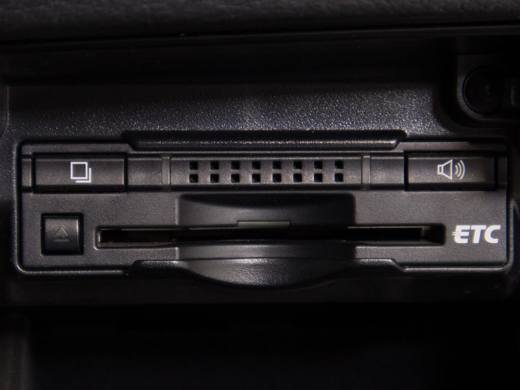 コンソール内一体型のビルトインＥＴＣ装備
！見た目の部分も良いですが、ＥＴＣカード
の盗難防止になる設置箇所です！料金所の渋
滞回避！時間帯・日によって料金の軽減を受
けられます！ストレス知らずのドライブ！