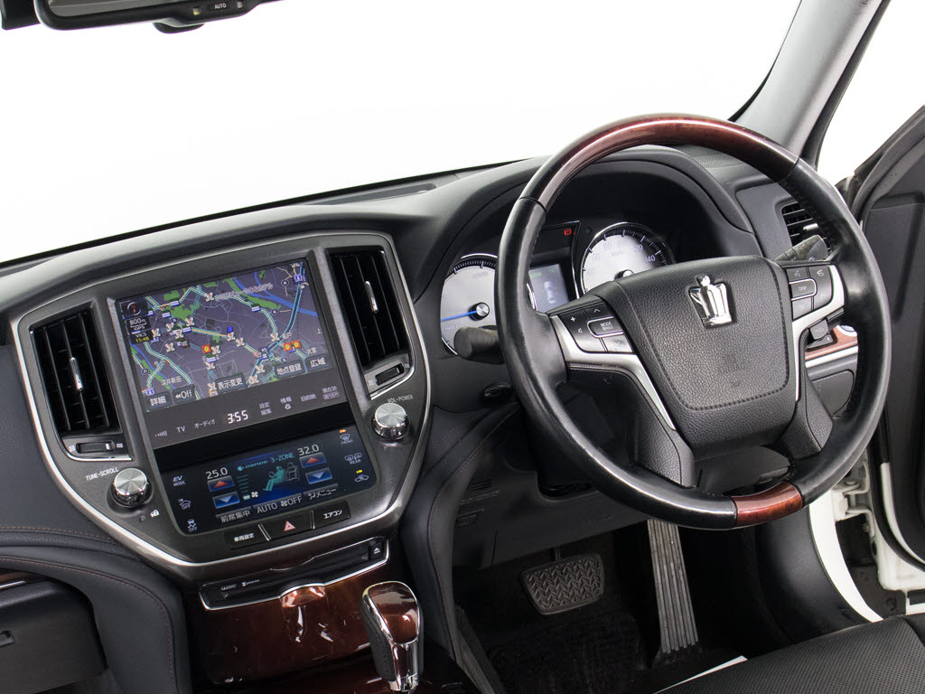 使いやすさや安全性を追求したステアリング
周り！高級車ゆえにスイッチ類が多いのも特
徴ですね！考え尽くされた配置ですぐに使い
こなす事が出来ますのでご安心下さい！是非
、体感してみて下さい！！