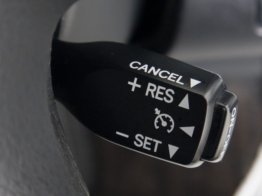 【オートクルーズコントロール】搭載。アク
セル操作なしでも車が自動でスピードを保っ
てくれる機能です長距離の高速は楽々です。